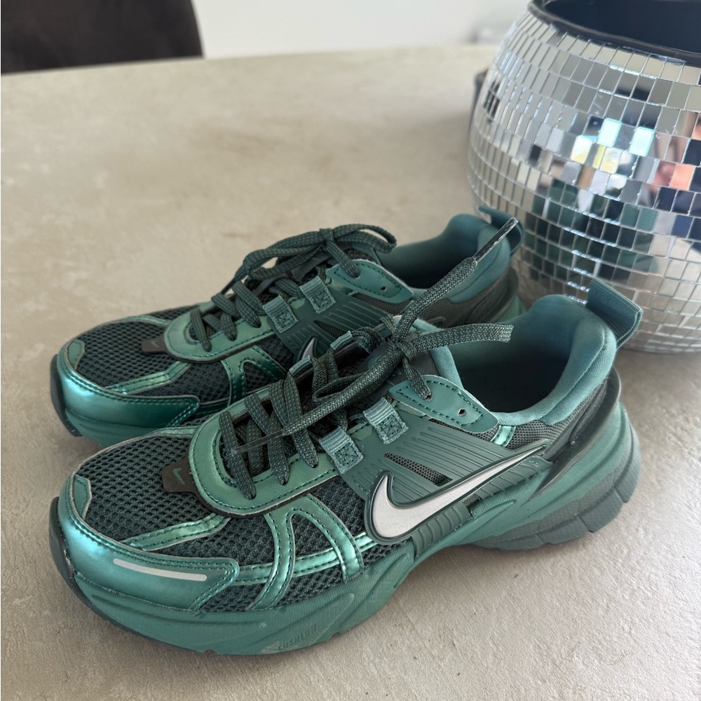 Women Nike Y2K Run in metallic Green